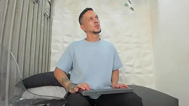 Oliverssmith online show from November 2025 08:41:02 PM