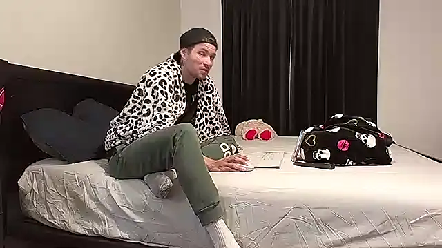 azzel19 online show from February 2025 12:30:02 AM