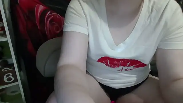 Snapshot of AverageRose chatting on June 2026 12:44:01 AM AverageRose online show from June 2026 12:44:01 AM