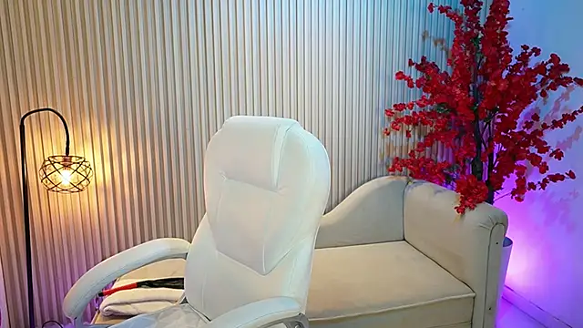 Emma Walkerr  online show from October 2025 07:00:01 PM