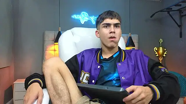 Tommy18   online show from February 2025 06:34:01 AM