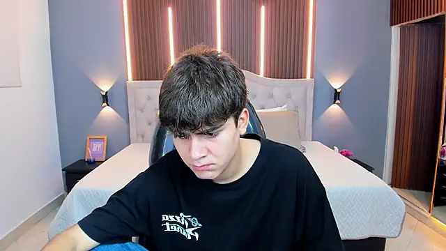 Tommy18   online show from December 2025 03:49:02 AM