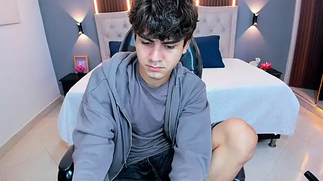 Tommy18   online show from April 2026 03:33:02 AM