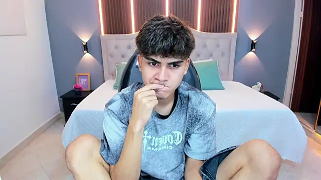 Tommy18   online show from April 2026 03:32:01 AM