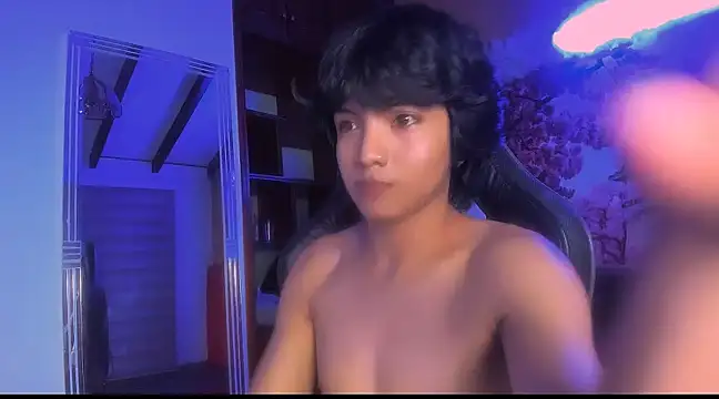 AllanYong18 online show from January 2025 04:00:01 AM