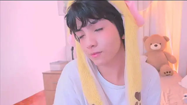 AllanYong18 online show from December 2025 08:16:02 PM