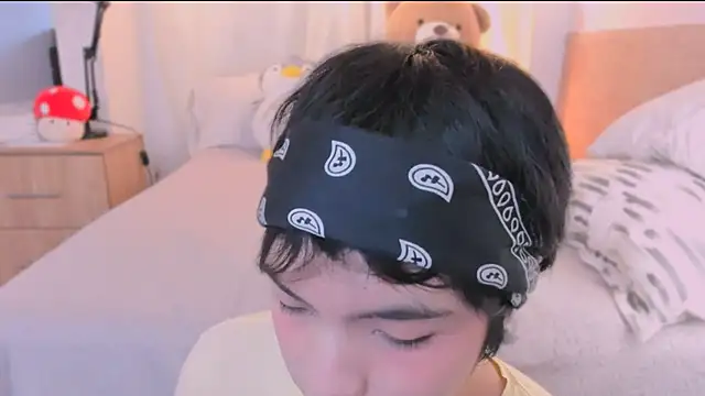 AllanYong18 online show from March 2026 12:12:01 PM