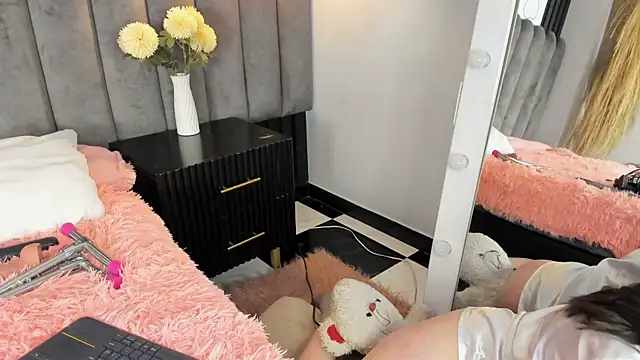 chelsea bolton  online show from October 2025 01:00:01 PM