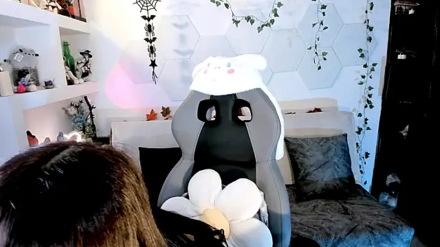 Effy Devalk online show from February 2025 02:02:01 PM