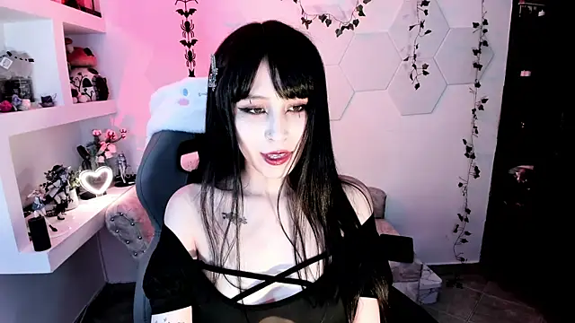 Effy Devalk online show from February 2025 05:53:02 PM