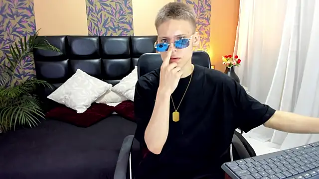 Snapshot of blondie_lover69 chatting on February 2025 07:28:02 PM blondie lover69 online show from February 2025 07:28:02 PM