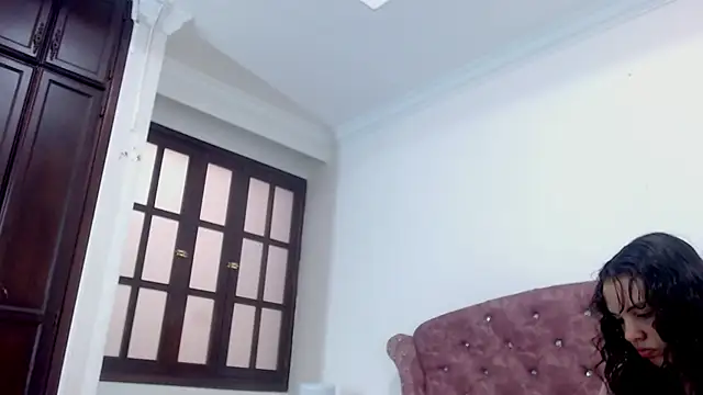 Kim Lennon online show from February 2025 01:44:02 PM