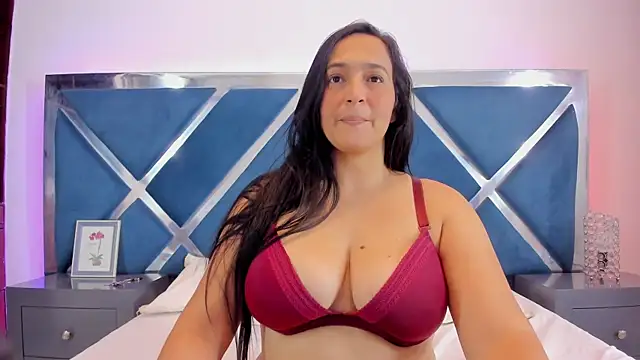 Snapshot of LucineArias chatting on October 2025 07:58:01 PM LucineArias online show from October 2025 07:58:01 PM