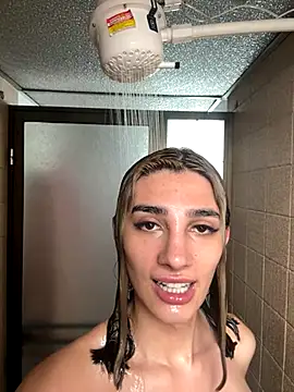 Queensara  online show from November 2025 06:39:01 PM