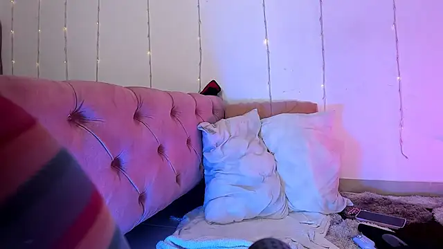 Snapshot of Sophie_Heart chatting on February 2025 06:33:01 AM Sophie Heart online show from February 2025 06:33:01 AM