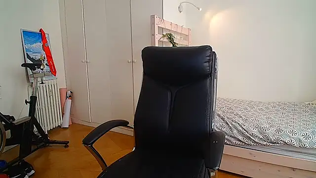 Snapshot of KattyFR chatting on May 2026 08:32:01 AM KattyFR online show from May 2026 08:32:01 AM