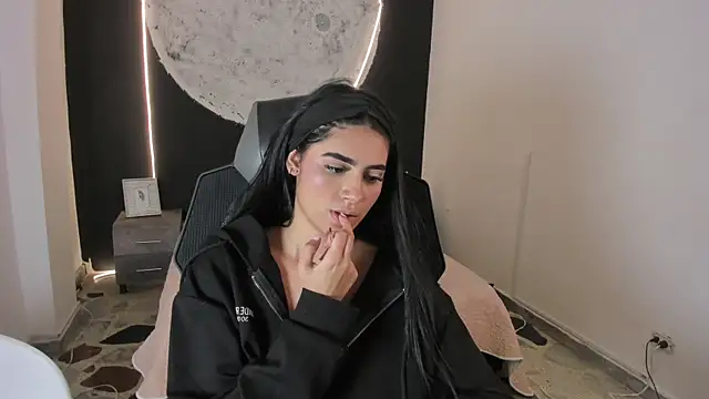 BellaaStorm online show from October 2025 08:31:01 PM