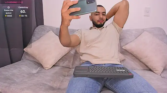 Snapshot of arturguy00 chatting on January 2025 01:10:02 AM arturguy00 online show from January 2025 01:10:02 AM