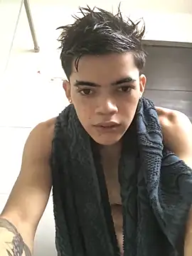 Latinos 2001 online show from November 2025 12:37:02 PM