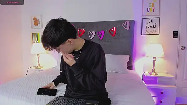 Snapshot of ethan_and_ava chatting on February 2025 01:39:01 PM ethan and ava online show from February 2025 01:39:01 PM