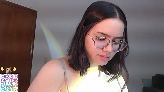 Snapshot of crystalll_room chatting on July 2026 12:14:02 AM crystalll room online show from July 2026 12:14:02 AM
