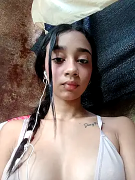 Snapshot of Zoe_Sweett18 chatting on January 2025 01:45:02 PM Zoe Sweett18 online show from January 2025 01:45:02 PM