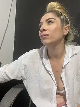 viktoria davis  online show from March 2025 01:19:01 AM