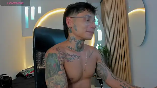 Snapshot of tattokoi chatting on January 2025 04:44:01 AM tattokoi online show from January 2025 04:44:01 AM