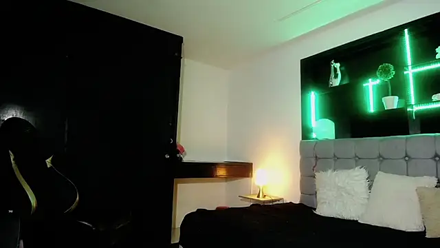 Snapshot of Kitten_Cam chatting on February 2025 05:33:02 AM Kitten Cam online show from February 2025 05:33:02 AM