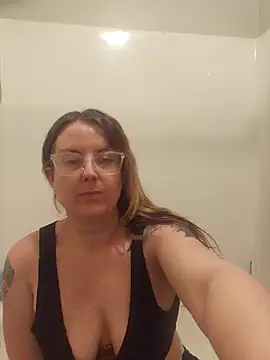 Snapshot of TattedMamaXOXO chatting on February 2025 06:40:02 PM TattedMamaXOXO online show from February 2025 06:40:02 PM