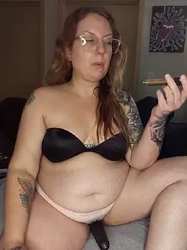 Snapshot of TattedMamaXOXO chatting on September 2025 03:22:01 PM TattedMamaXOXO online show from September 2025 03:22:01 PM