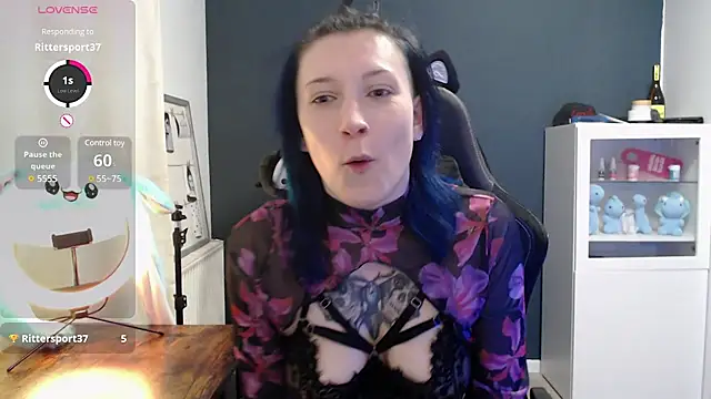 LiaPiaculum online show from February 2025 10:11:01 PM