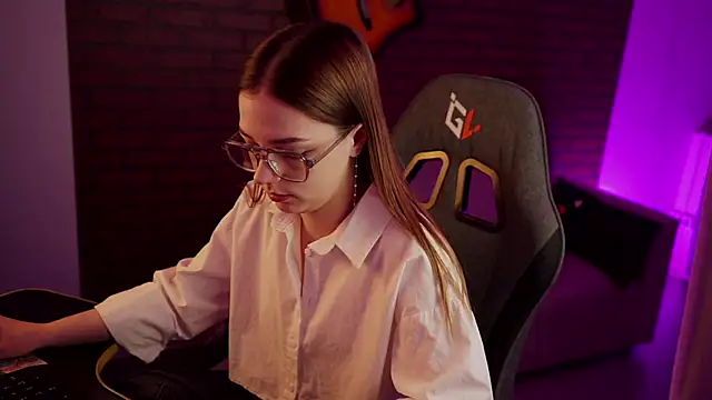 PamBeesly online show from January 2025 08:14:01 AM