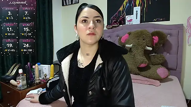 Emmie Hot online show from November 2025 12:04:01 PM