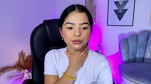 Layla Breezee online show from April 2026 11:05:01 AM