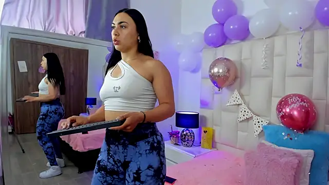 Snapshot of Ariana_rouse chatting on November 2025 04:17:02 PM Ariana rouse online show from November 2025 04:17:02 PM