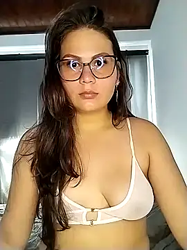 Snapshot of Vale_Saenzz chatting on February 2025 07:07:01 PM Vale Saenzz online show from February 2025 07:07:01 PM