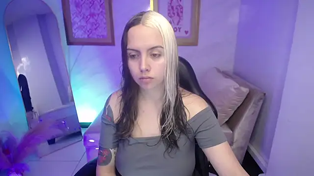 Snapshot of Hela_v chatting on September 2025 01:05:01 PM Hela v online show from September 2025 01:05:01 PM