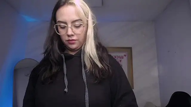 Snapshot of Hela_v chatting on October 2025 12:58:01 AM Hela v online show from October 2025 12:58:01 AM