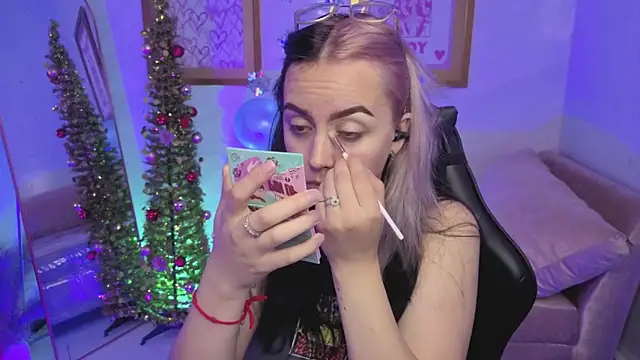 Hela v online show from December 2025 08:06:01 PM