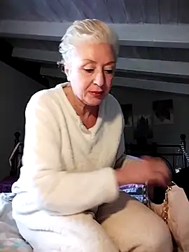 divinaerotica online show from April 2026 04:15:01 PM