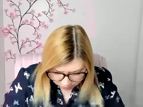 Snapshot of Lola_moree chatting on April 2026 11:37:01 AM Lola moree online show from April 2026 11:37:01 AM