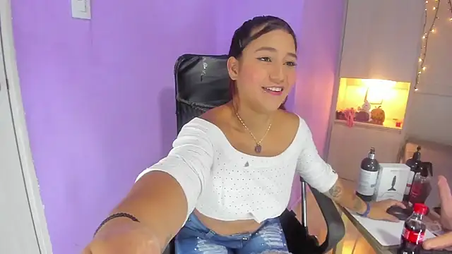 Snapshot of CandyyMaria chatting on October 2025 08:05:02 PM CandyyMaria online show from October 2025 08:05:02 PM