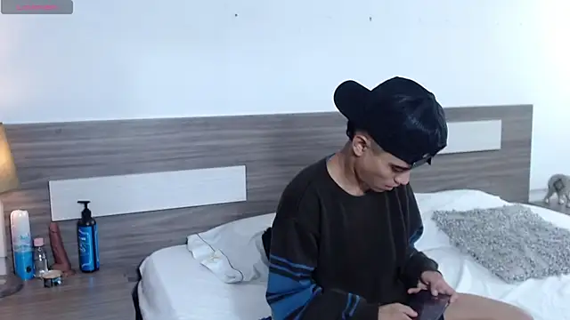 Liiamthompson online show from December 2025 10:37:02 PM