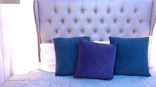 Liiamthompson online show from June 2026 10:22:02 PM