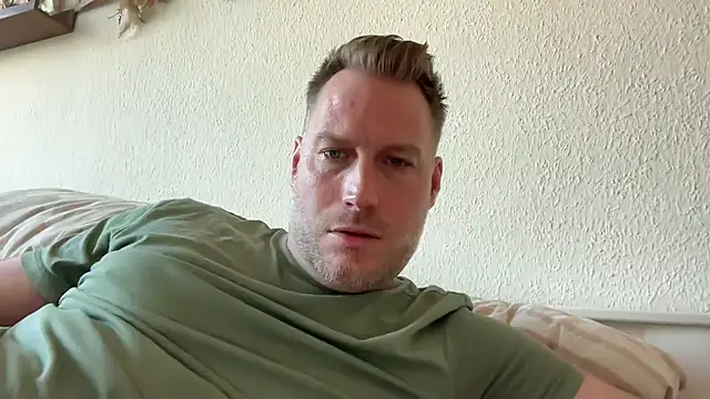 Snapshot of Christian87xxx chatting on April 2026 04:37:01 PM Christian87xxx online show from April 2026 04:37:01 PM