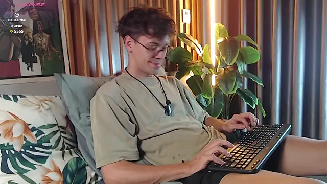 Snapshot of William_Henry_ chatting on May 2026 01:37:01 PM William Henry online show from May 2026 01:37:01 PM