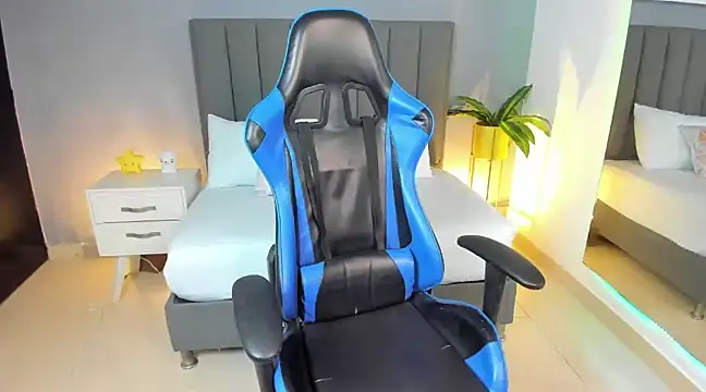 alessia leroy online show from February 2025 11:01:02 PM