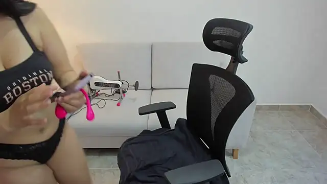 Nohemi louse online show from December 2025 08:35:01 PM