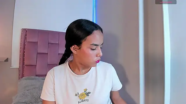 Roxy Stonee online show from April 2026 07:26:01 PM